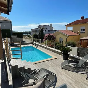 Apartment Luxury 2-bedroom Near The With Private Pool -exclusive Use, Banjole